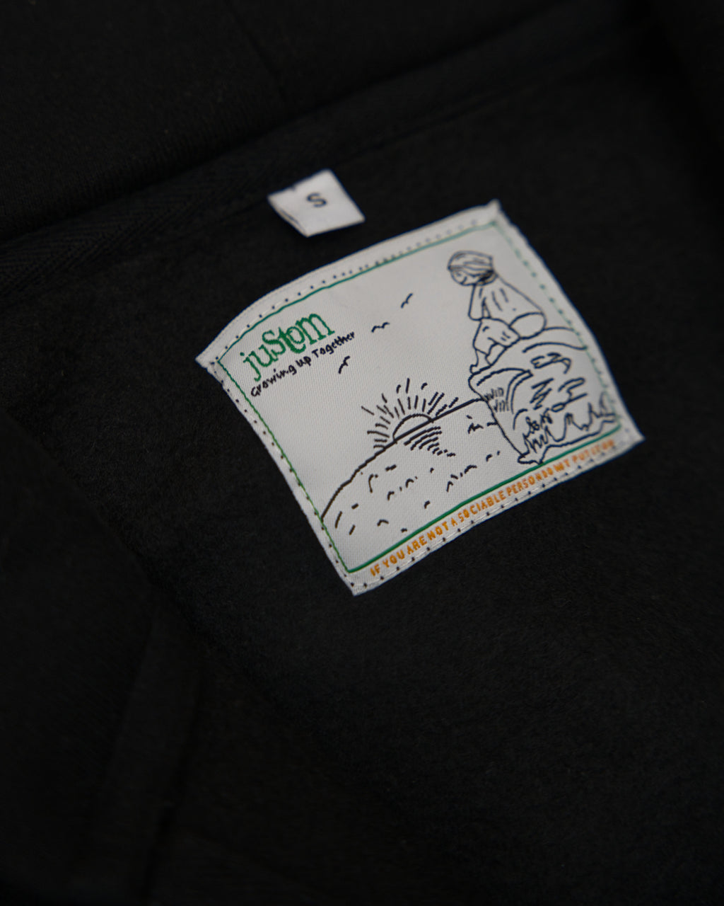 SUDADERA CON CREMALLERA Y CAPUTCHA REFLECTANTE [NEGRA]