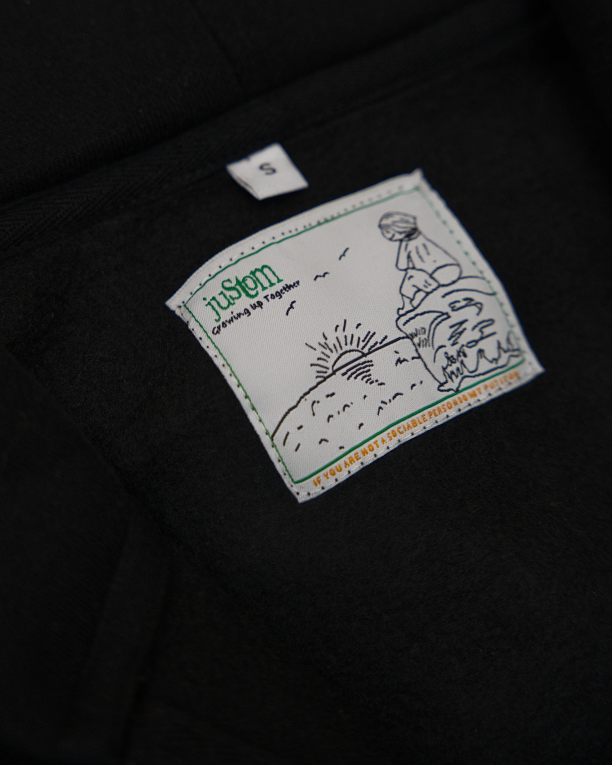 SUDADERA CON CREMALLERA Y CAPUTCHA REFLECTANTE [NEGRA]