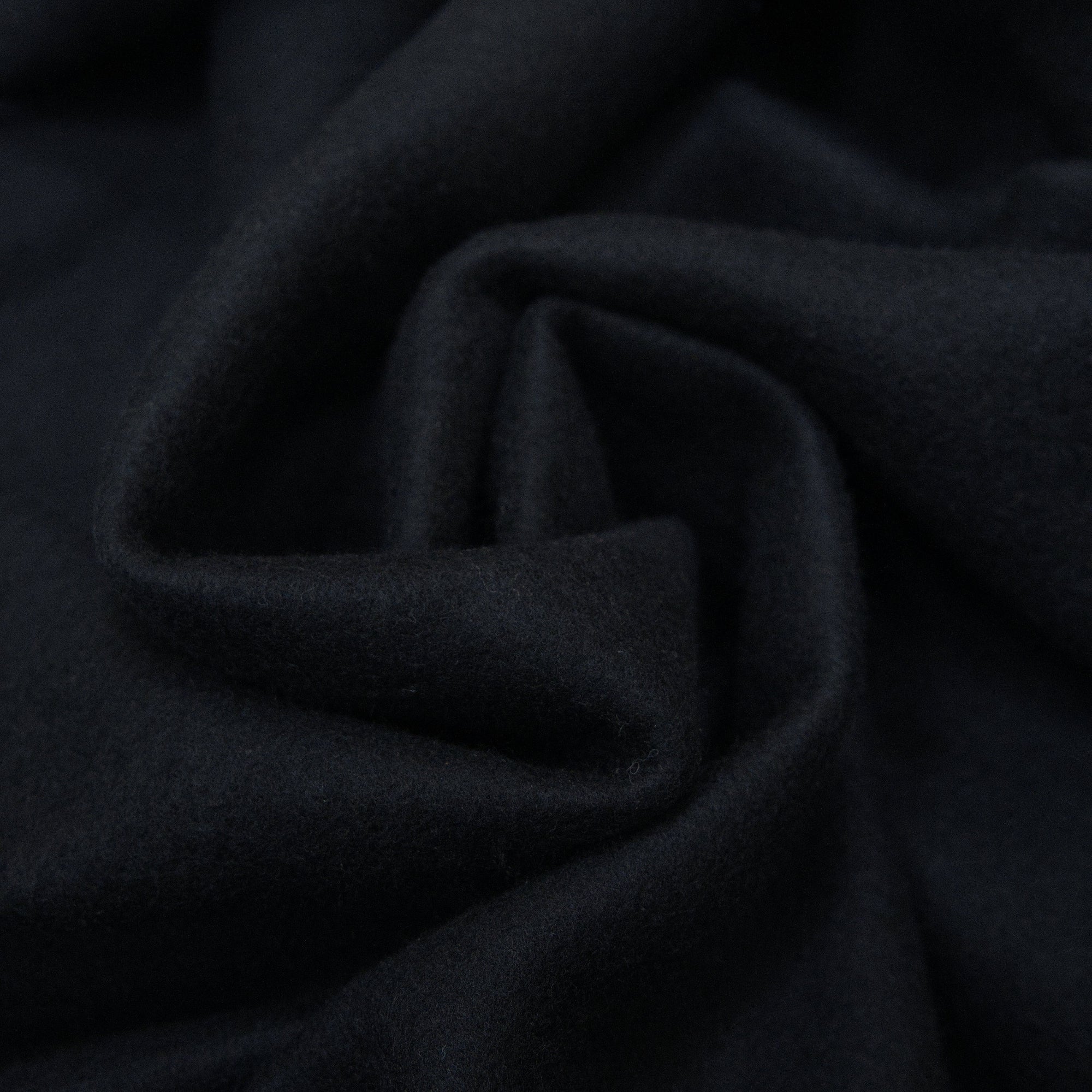 SUDADERA CON CREMALLERA Y CAPUTCHA REFLECTANTE [NEGRA]